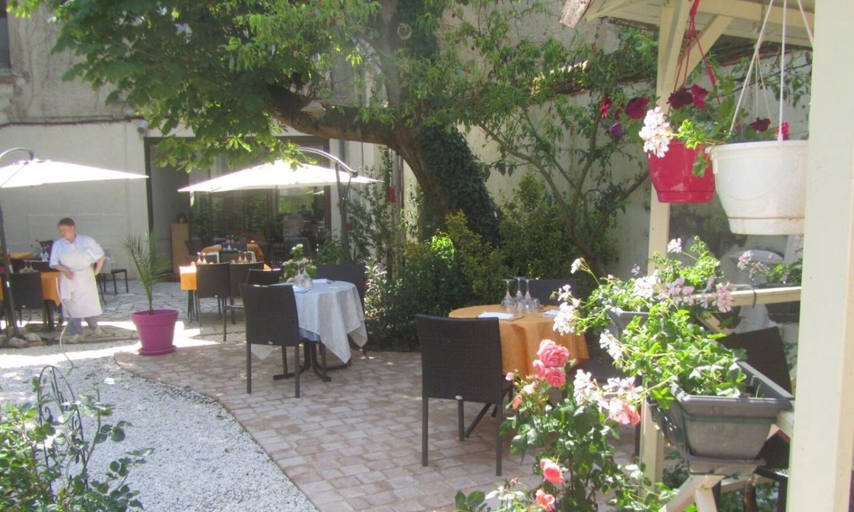 Buzancais Hotel | Hotel Au Croissant