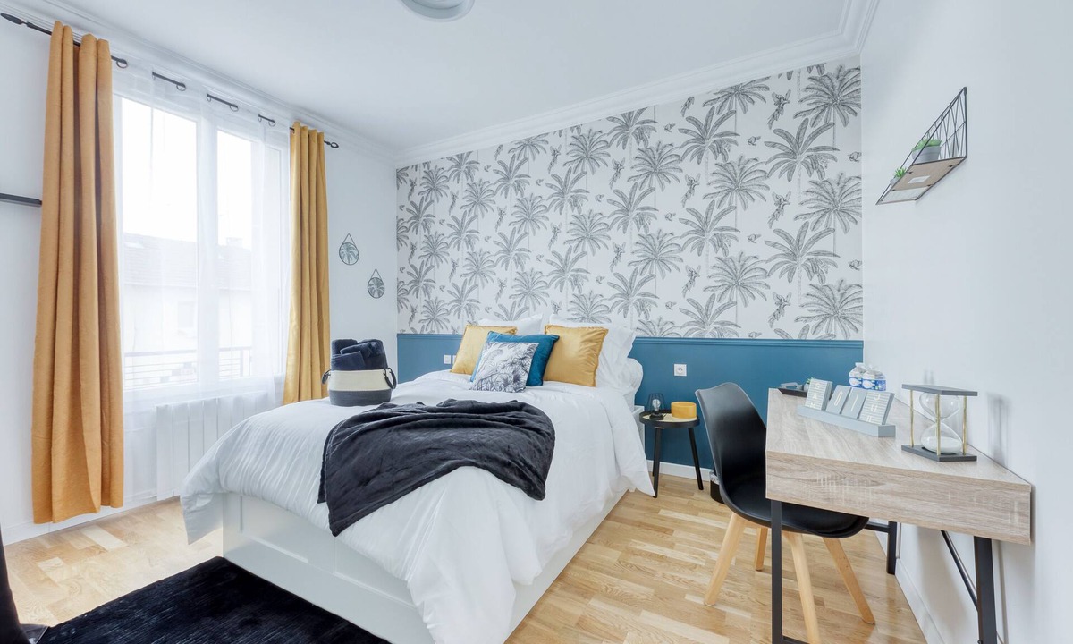 La Courneuve House | House 8 persons - Subway + train station/Private parking lot/Wifi/CDG airport/