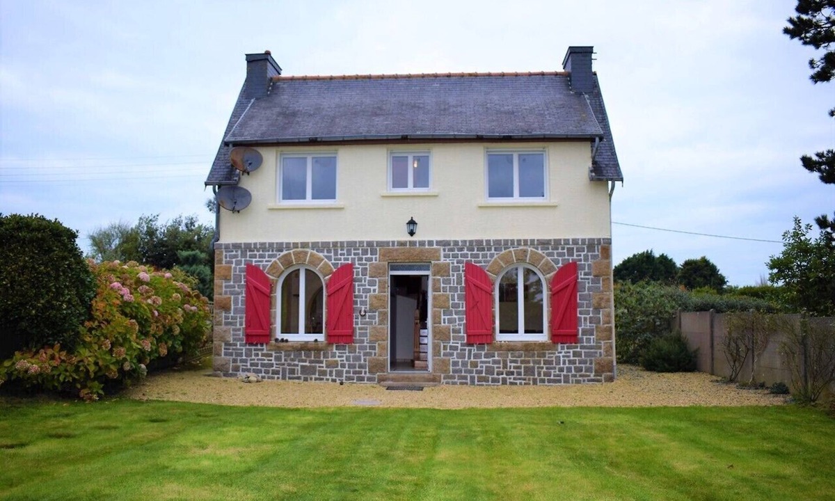 Pleumeur-Bodou House | House renovated Breton with WIFI and closed garden in LANDRELLEC