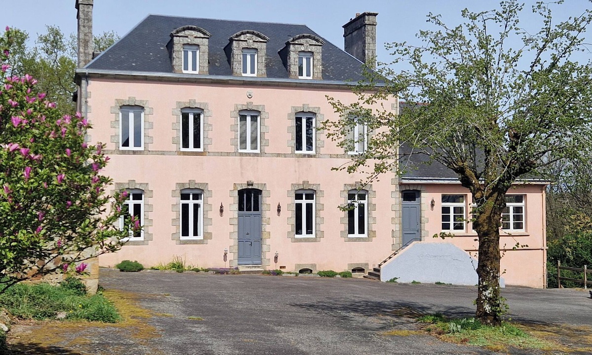 Langoelan House | House - Sleeps 10 - Garden - Pets Ok - Games Room