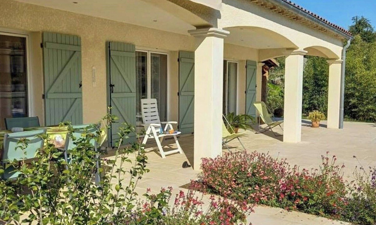 Les Salelles House | House with pizza oven near Chassezac
