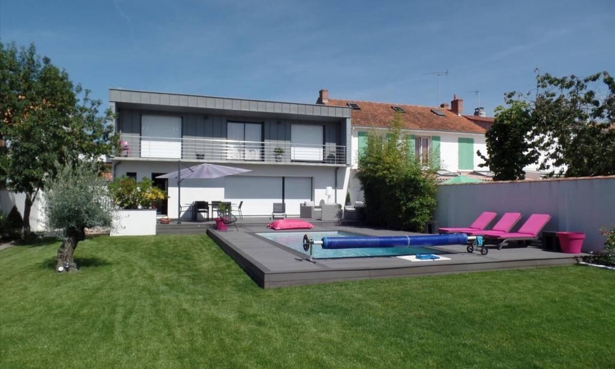La Rochelle House | HOUSE with SWIMMING POOL, QUIET AREA NEAR DOWNTOWN LA ROCHELLE