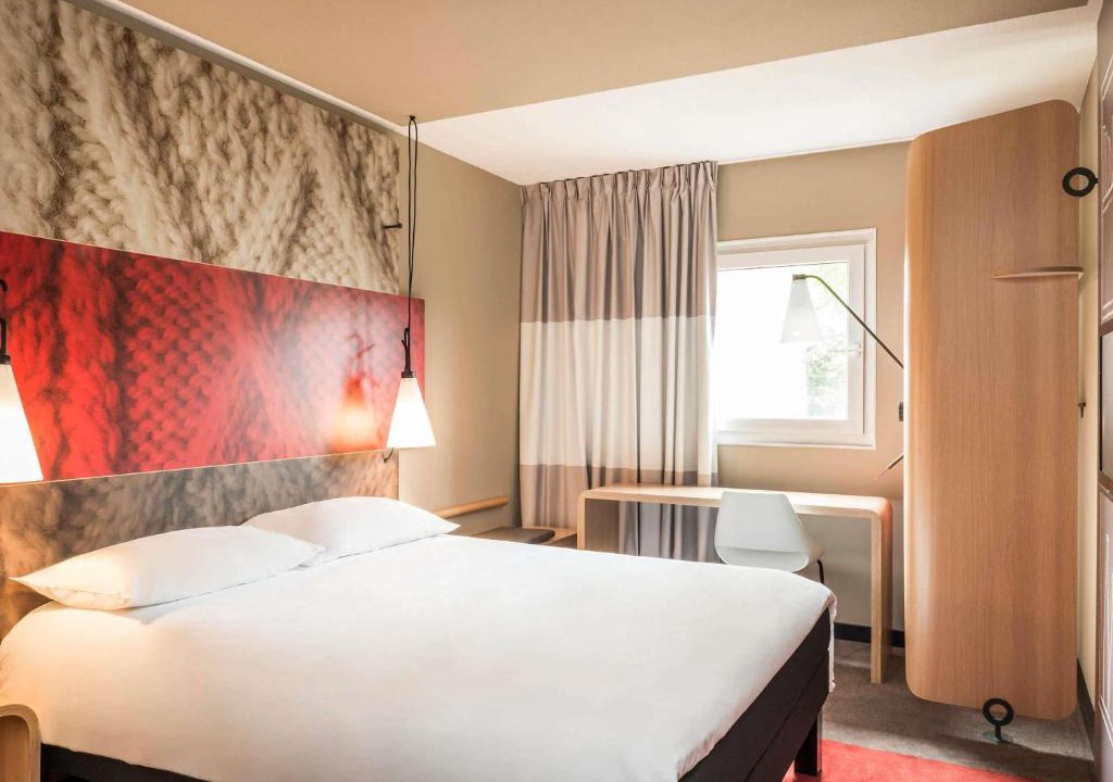 Hopital Saint-Louis Hotel | ibis Paris Canal Saint Martin