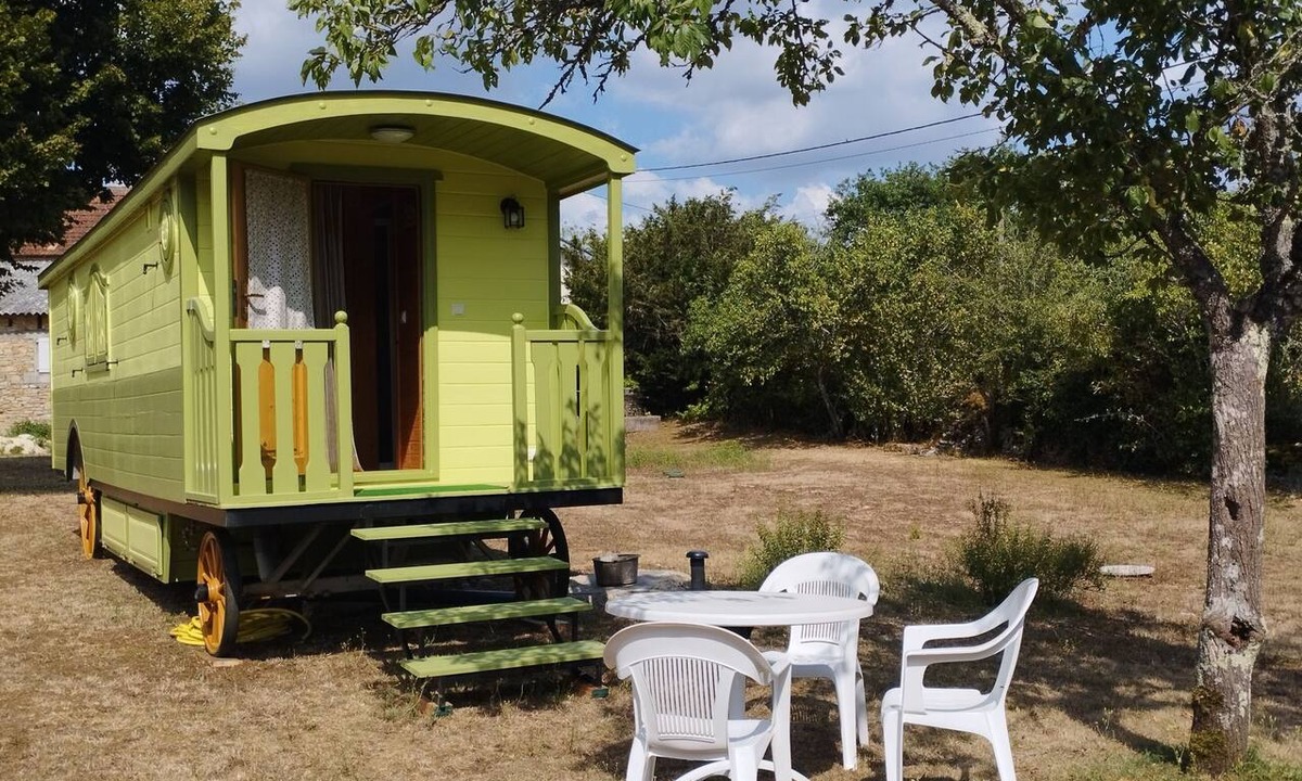 Laramiere Cabin | In the countryside, the LARAMIERE Beaujot trailer. Pets allowed.