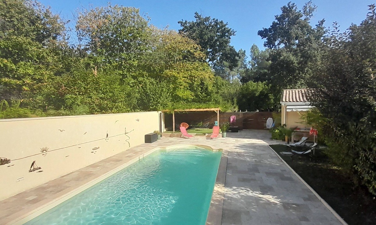 Saint-Sauveur Bed & Breakfast | Independent room with swimming pool