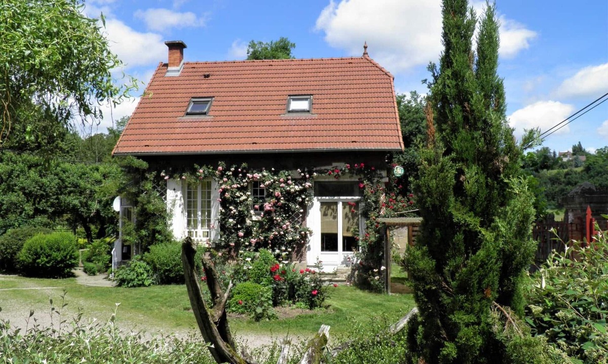 Herisson Cottage | Independent cottage with garden by the river