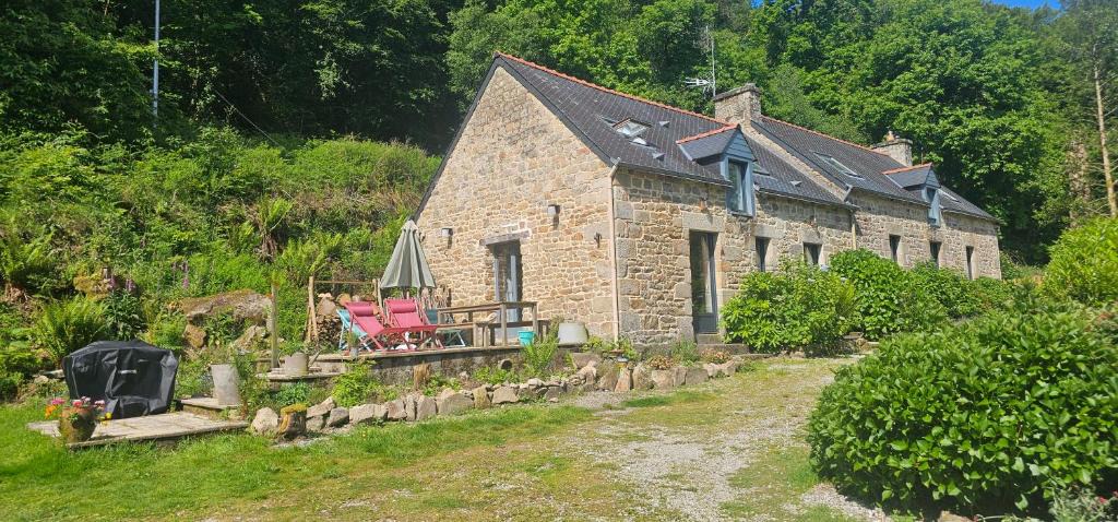 Ploerdut House | Ker Adèle, longère cosy au cœur d'un bois