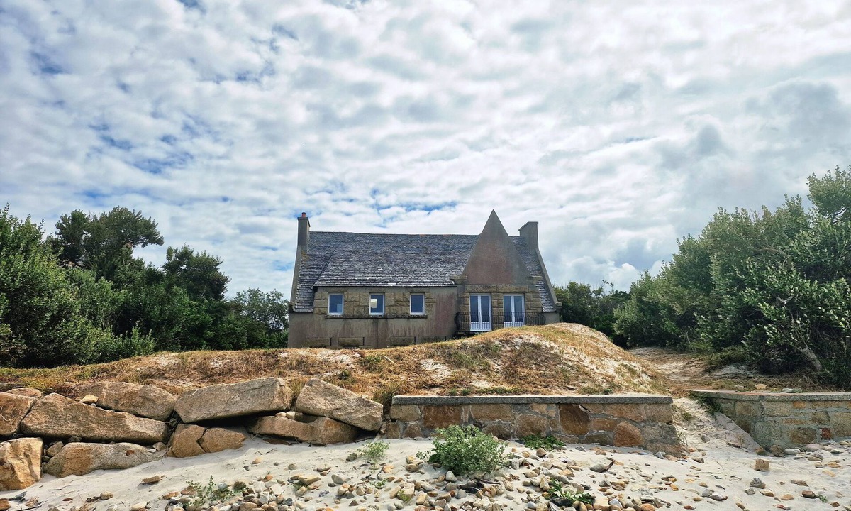 Santec House | Ker Aloueder, sleeps 10, beach access, panoramic sea view
