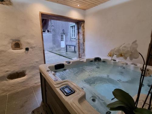 Faucogney-et-la-Mer House | L'Échappée : Gîte Authentique avec Spa à Faucogney-et-la-Mer - FR-1-583-495