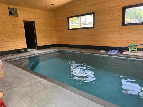 Caurel House | L'Antre de Kergoff - Piscine intérieure chauffée & Accès Lac