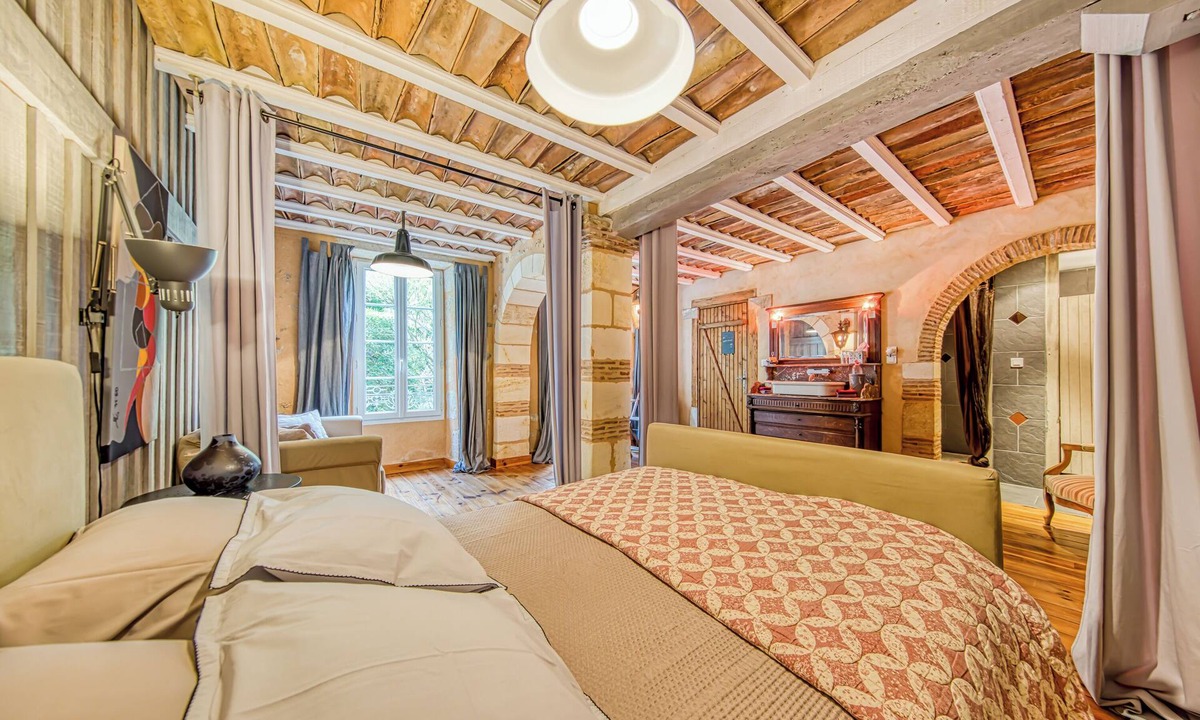 Noaillan Bed & Breakfast | L’Orée de Lansot – Romance Room in a Peaceful, Green Setting