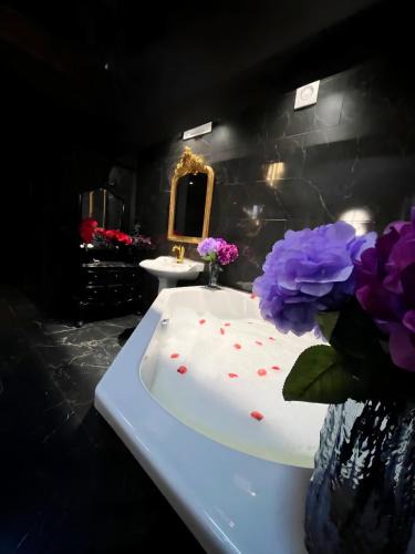 Flagy House | L'Orchidarium, maison élégante et romantique à Flagy - Loveroom en duplex