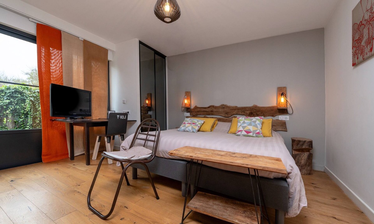 La Croix-Hellean Bed & Breakfast | La Bucolique Guest Room - Les Hortensias