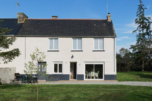 Neant-sur-Yvel House | La Clairière de Merlin