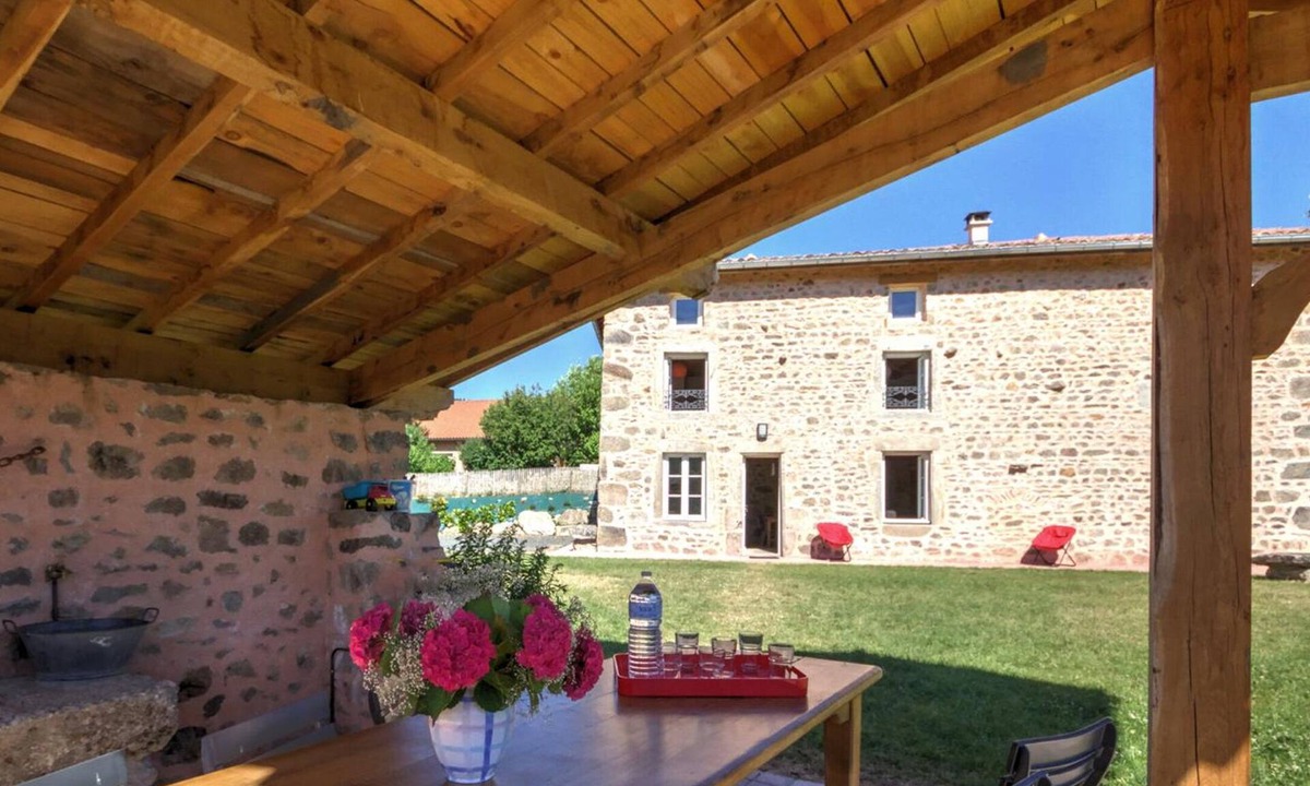 La Valla-sur-Rochefort Cottage | La Liesse Cottage with 4 bedrooms, fireplace, garden, pets allowed