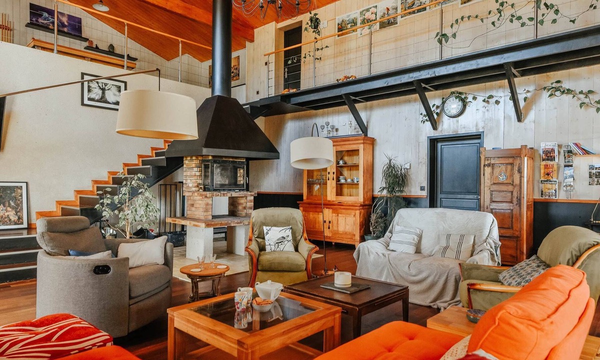 Saint-Laurent-de-la-Barriere House | La Maison de Famille
