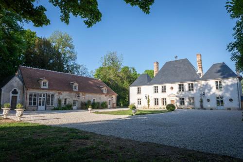 Le Subdray Apartment | La maison des romans du Château du Sollier - Charme Calme Confort Climatisation - à 5mn du péage de Bourges à la campagne - stationnement privé -Panette Collection