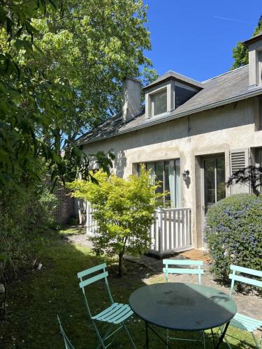 Senlis House | La Maison des Rues Pavées avec jardin by La Boîte En Plus