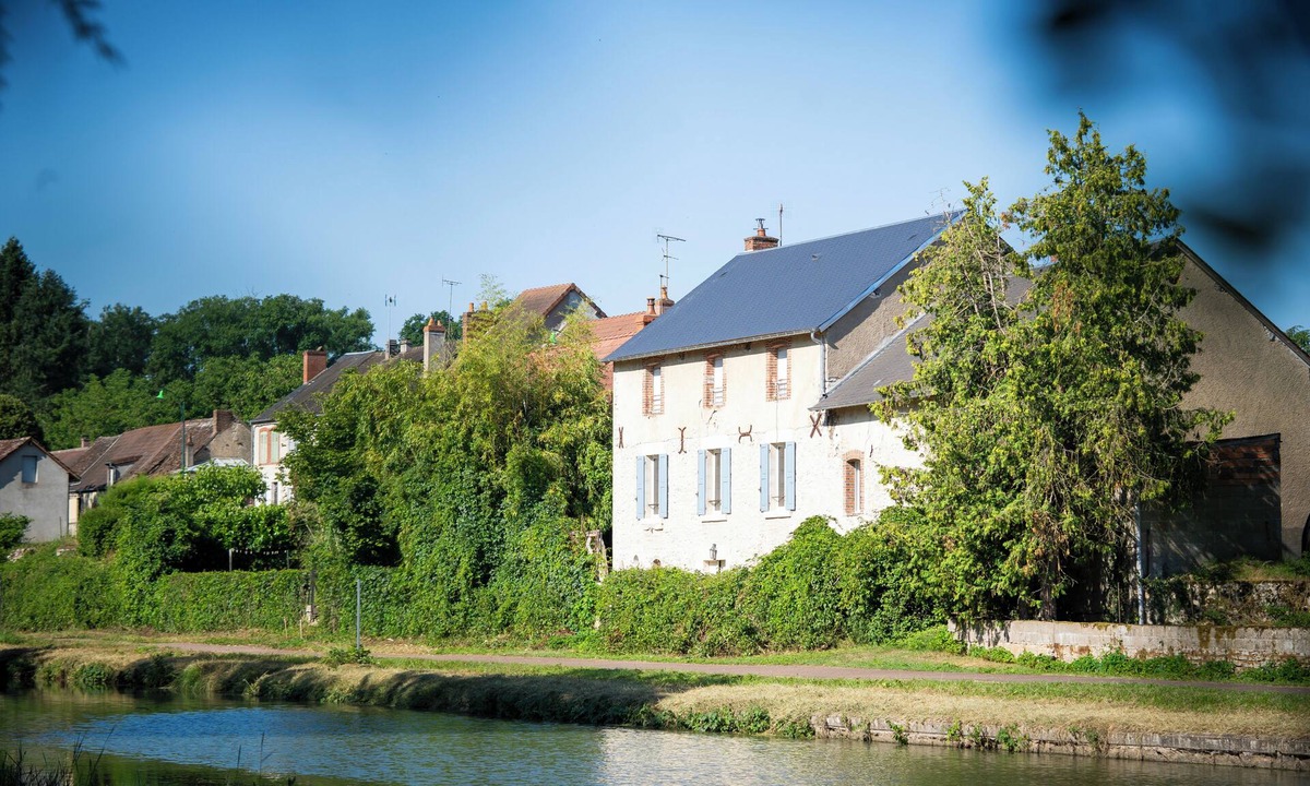 Bannay Cottage | La maison du canal, cosy artist's house, pets welcome