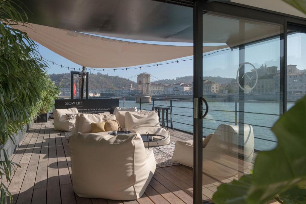 Centre Ville Hotel | LA PENICHE - Bed And Bicycle - Vienne