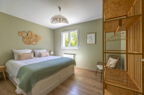 Le Molay-Littry House | La petite maison de Littry parking