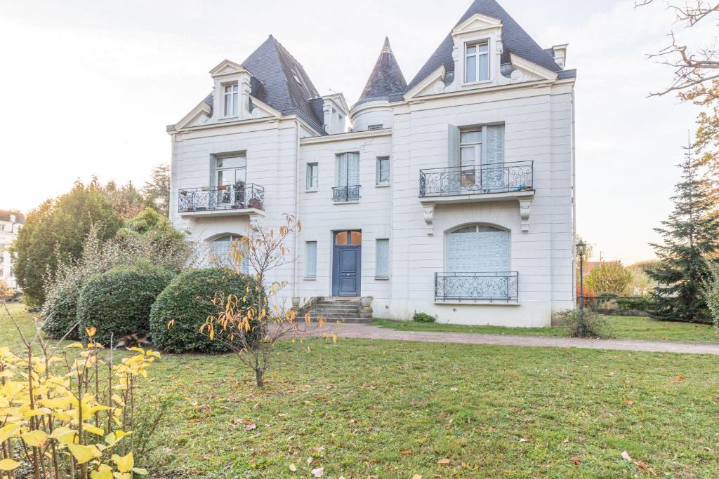 Dammarie Les Lys Apartment | La Petite Reine Blanche
