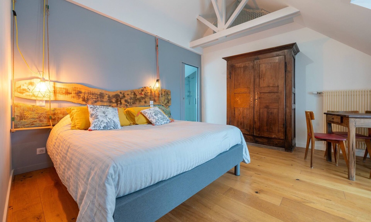 La Croix-Hellean Bed & Breakfast | La Porte des Secrets Guest Room – Les Hortensias