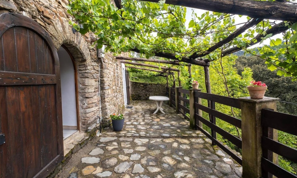 Saint-Hilaire-de-Lavit House | La Treille in La Teissonnière