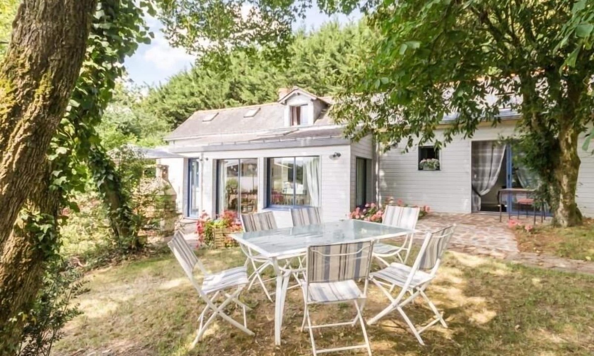 Joue-sur-Erdre Cottage | Lakeside cottage with enclosed garden, fireplace, and Wifi in Joué-sur-Erdre
