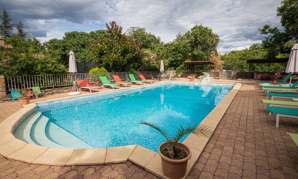 Gravieres House | Large 3-star building with swimming pool sleeps 11