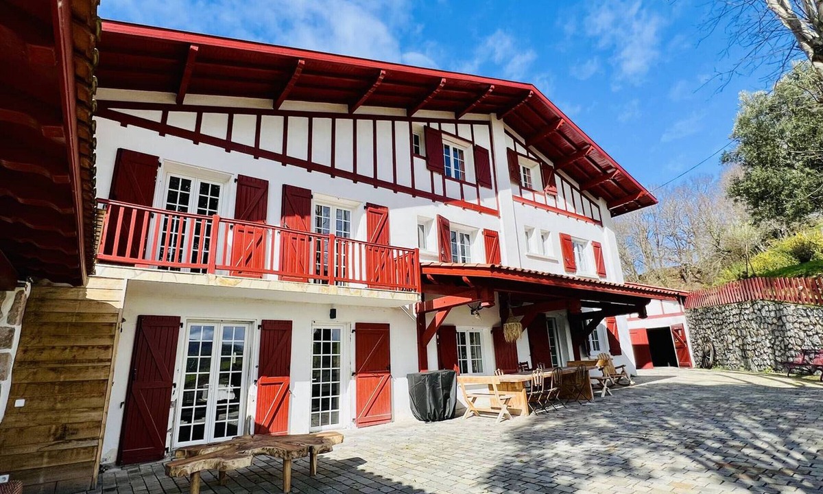 Hasparren Villa | Large Basque house for 14, game room, Internet