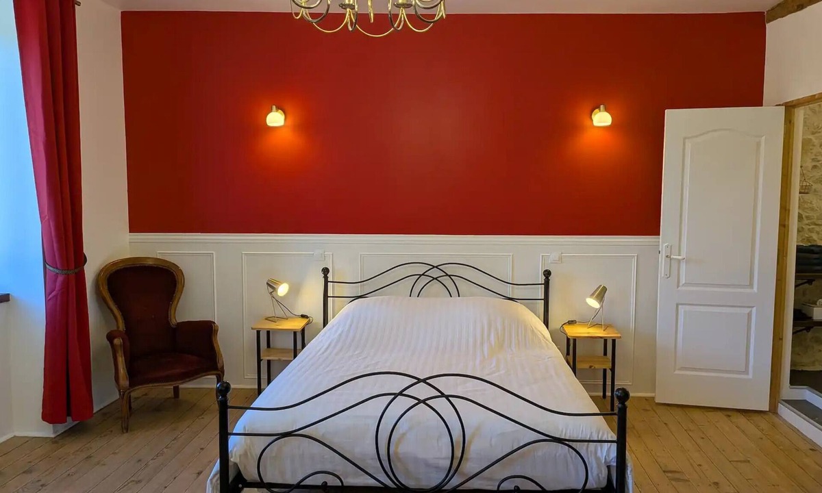 Montaillou Bed & Breakfast | Large elegant and comfortable guest room