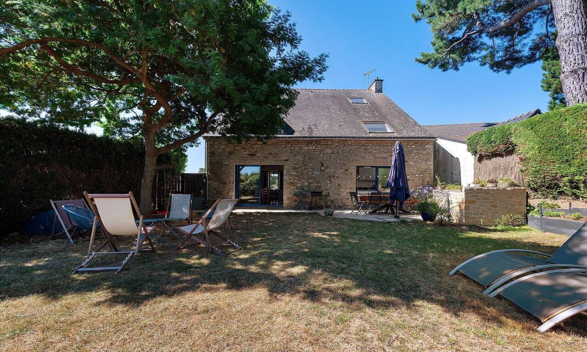 Baden House | Large Family Home in the Gulf: Terrace & Wi-Fi in Baden