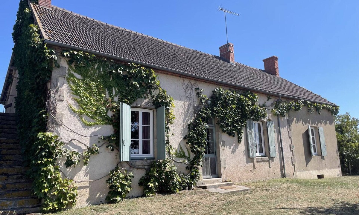 Chappes Cottage | Large farmhouse with private pool and pets allowed in Chappes