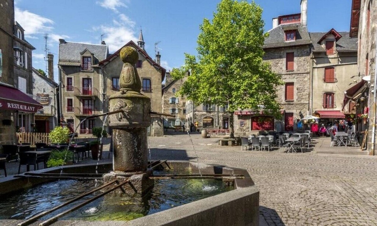 Besse-en-Chandesse House | Large house in the medieval city of Besse