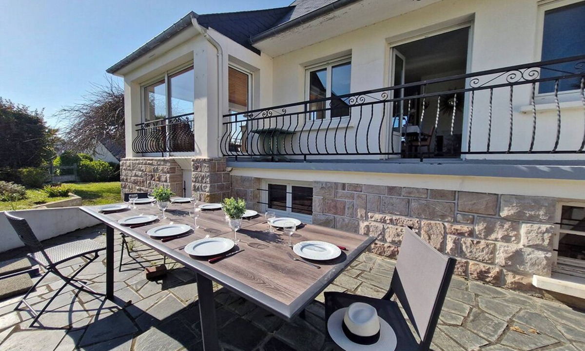Erquy House | Large house, 10 to 14 pers, sea view, 5mn from center. Beaches & golf courses nearby.