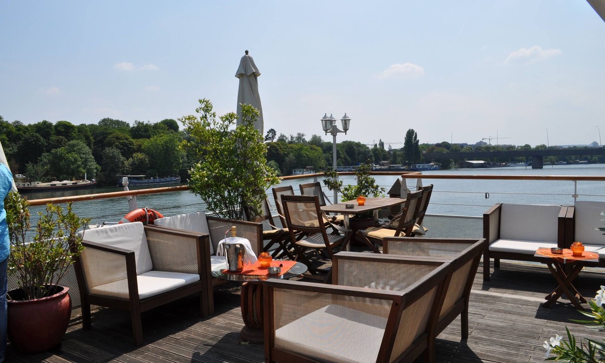 Saint-Cloud Boat Rental | Large houseboat with rooftop and spa near Paris