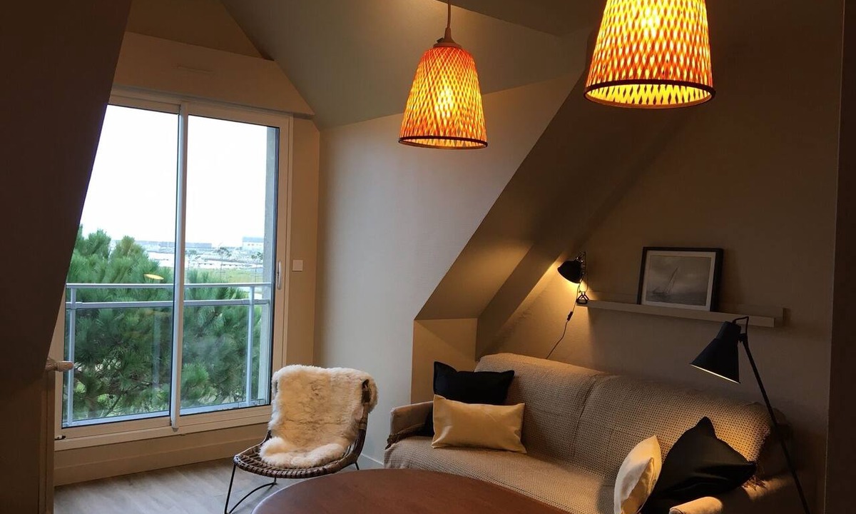 Saint-Guenole Apartment | large new studio sea view full south center bourg