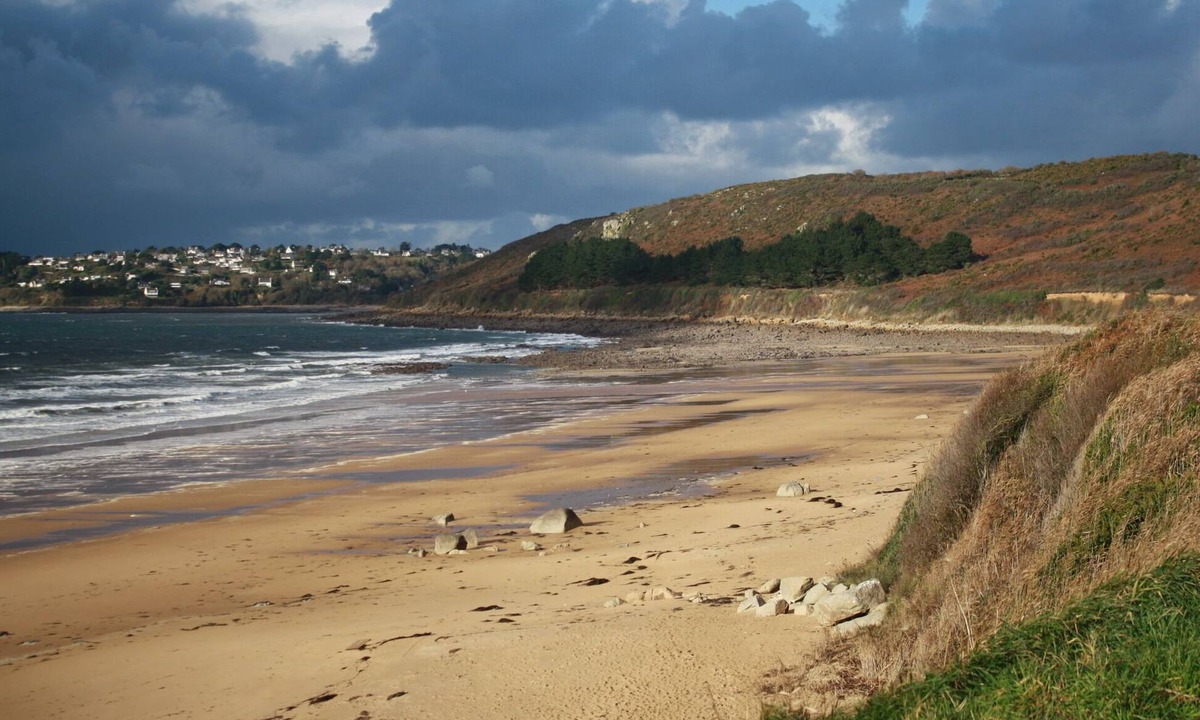 Lannion Villa | Large self-contained apartment in house near Beg Léguer beach LANNION