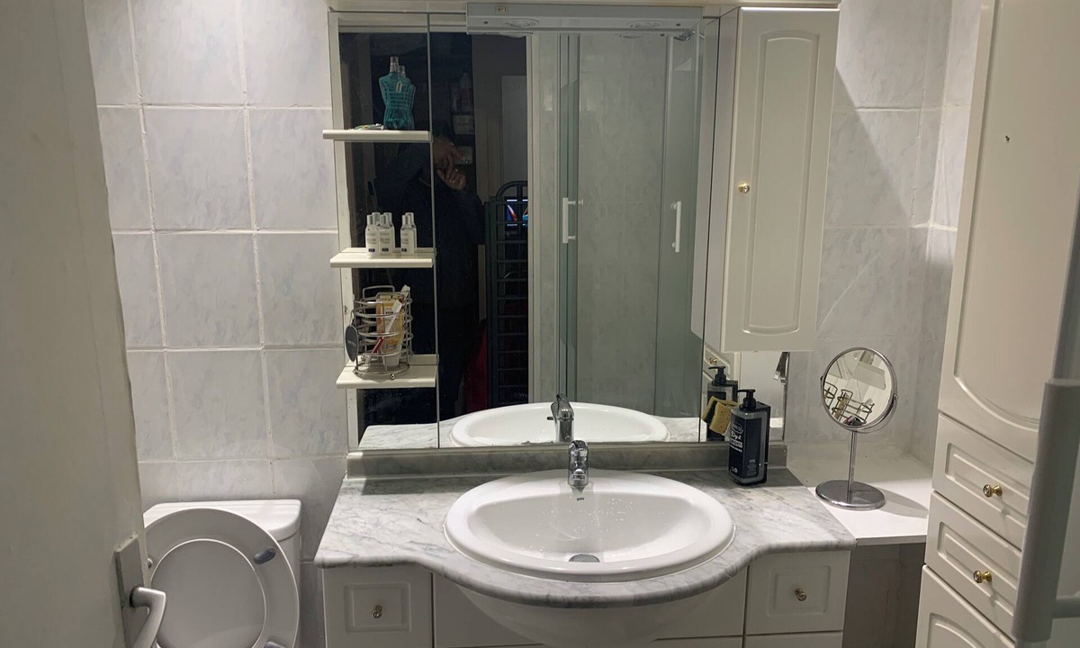 Champs Elysees Bed & Breakfast | Large studio with garden 10 minutes from LE SPOT town center and RER D station