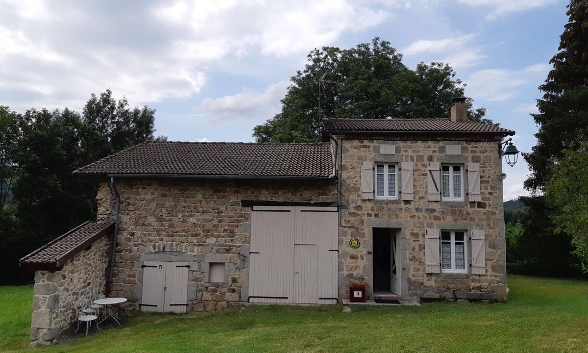 Lavoine Cottage | Lavoine Charm: 3-bedroom cottage with garden, pets allowed