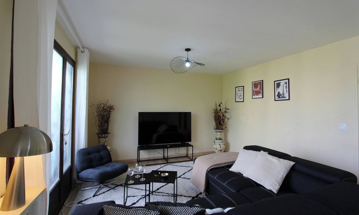 Drancy Apartment | Le 15' de paris - Three Bedroom Apartment, Sleeps 8