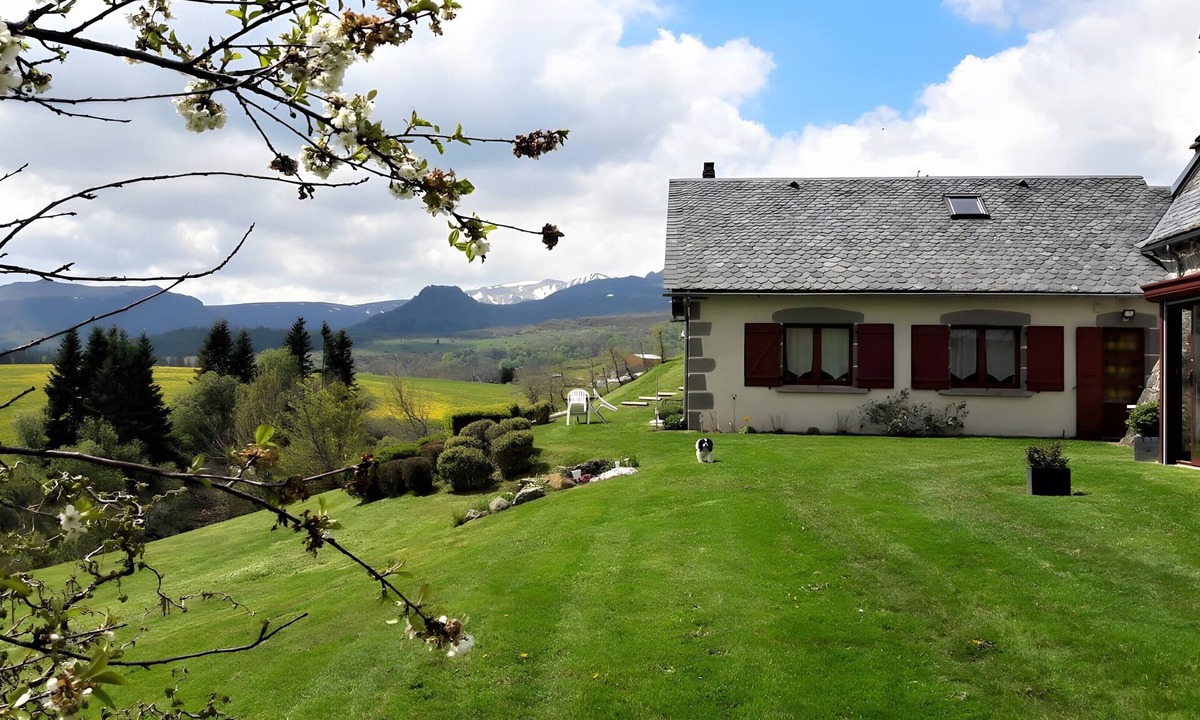 Chambon-sur-Lac House | Le Balcon des Puys: Panoramic Views, Tranquility, and Nature in the Heart of Sancy