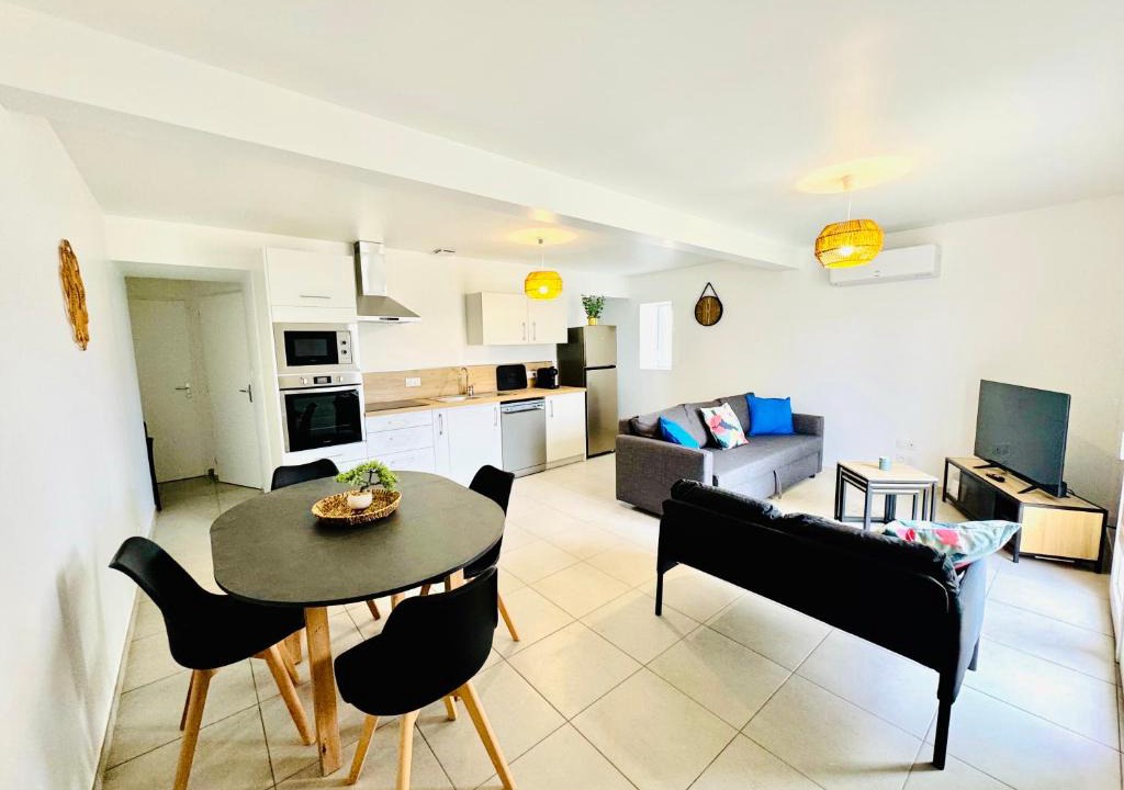 Chanas House | Le Cèdre Enchanté - Maison avec 2 chambres pour 6 personnes climatisée, avec terrasse et BBQ