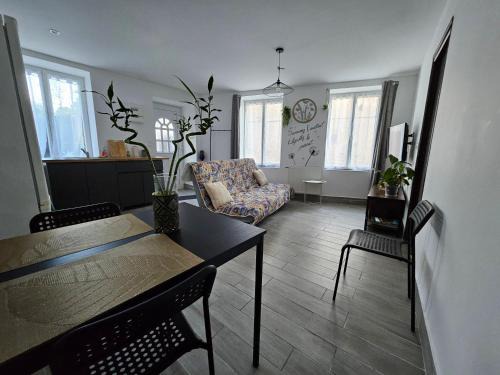 Chateaumeillant Apartment | Le CASTEL 22