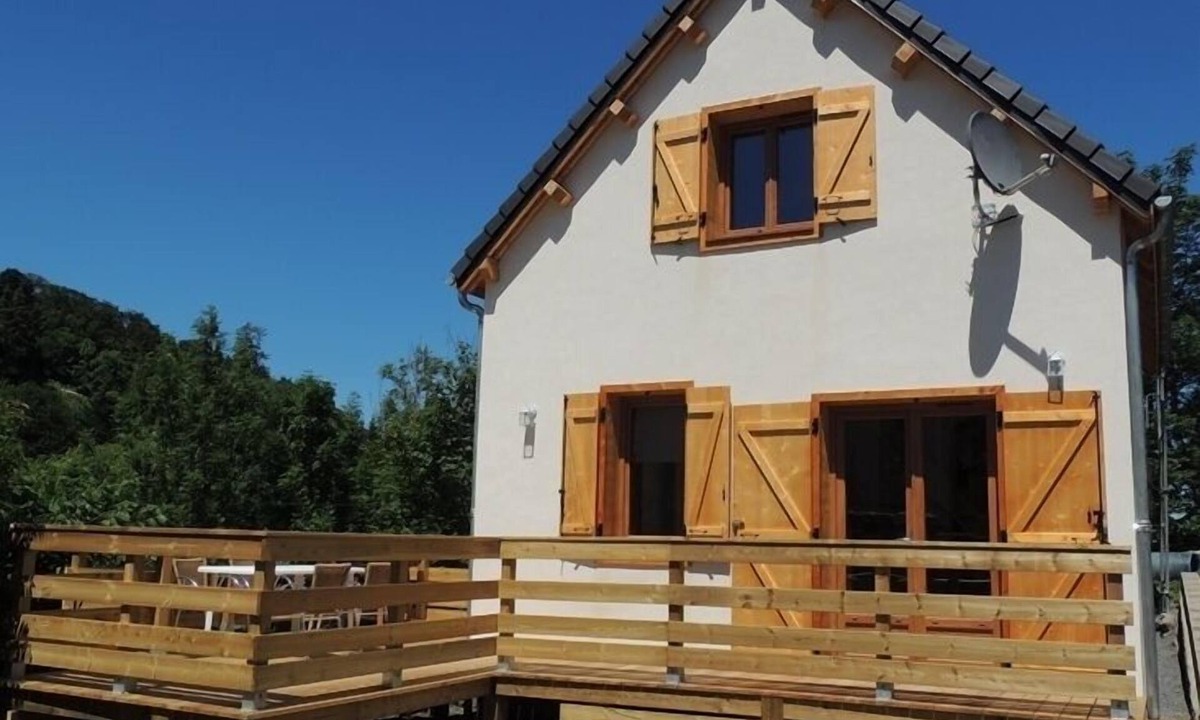 Besse-en-Chandesse House | LE CHALET HUGO - BESSE AND SAINT ANASTAISE