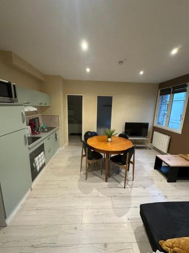 Cote Ouest Ormeaux Apartment | Le Cocon Citadin -2 ch Proximité gare