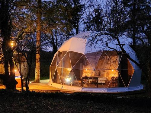 Saint-Jean-d'Elle Cabin | le cocon d'amour " Dôme avec jaccuzi privé "
