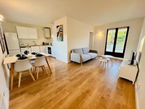Bourgoin-Jallieu Apartment | Le Cosy Appart avec parking et balcon