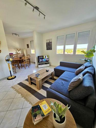 Corbas Apartment | Le Friendly avec Parking - 6 pers - 15 min de Lyon - Balcon